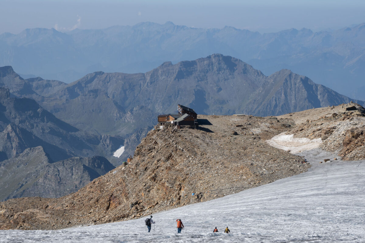 Final descent to Sella hut.